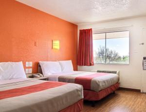 Postel nebo postele na pokoji v ubytování Motel 6-Tacoma, WA - Fife