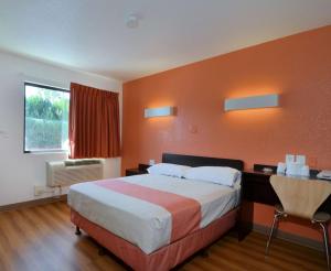 Postel nebo postele na pokoji v ubytování Motel 6-Laredo, TX - South