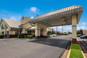 um parque de estacionamento em frente a um hotel em Best Western University Inn em Tuscaloosa