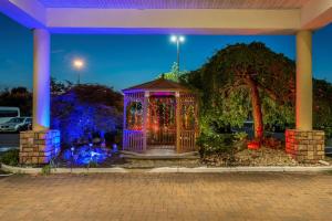 un cenador decorado con luces de Navidad por la noche en Best Western Fort Washington Inn en Fort Washington