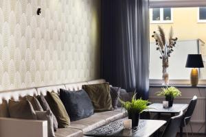 salon z kanapą i dwoma stołami w obiekcie Best Western Princess Hotel w Norrköping