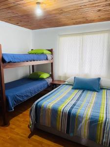 sypialnia z 2 łóżkami i drewnianym sufitem w obiekcie Cabañas Julio Cesar w mieście Cartagena