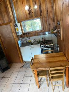 Una cocina o zona de cocina en Cascadas del Llaima, Cabaña Pozón