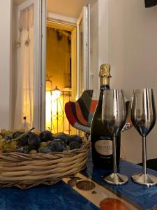 - une bouteille de vin et 2 verres à vin sur une table dans l'établissement Porto Antico, à Bari