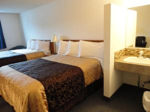 מיטה או מיטות בחדר ב-South Hill Motor Inn