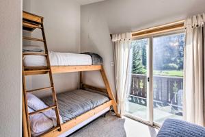 Cozy Red River Alpine Condo with Mountain Views في ريد ريفر: غرفة مع سرير بطابقين ونافذة