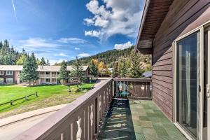 Cozy Red River Alpine Condo with Mountain Views في ريد ريفر: شرفة مطلة على منزل