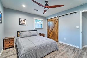 Ένα ή περισσότερα κρεβάτια σε δωμάτιο στο Accessible Lubbock Home with Yard Near Texas Tech!