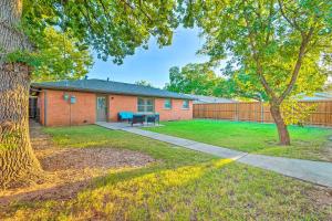 a house with a picnic table in a yard at Lovely Lubbock Home with Furnished Patio and Yard in Lubbock