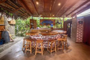 Vistamar Guest House في أيامبي: مطبخ خارجي مع طاولات وكراسي خشبية