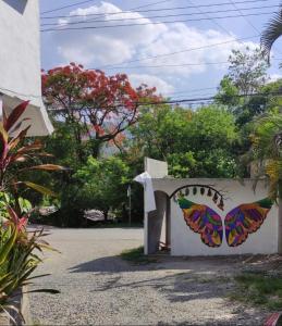 a wall with a butterfly painted on it at Hotel Raíz de Sierra in Matlapa