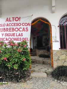 a sign is hanging in front of a building at Hotel Raíz de Sierra in Matlapa
