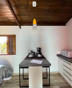 a kitchen with a black counter top in a room at Chalé Mantiqueira in Cunha