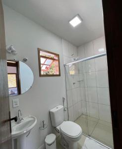 y baño con aseo, lavabo y ducha. en Chalé Mantiqueira, en Cunha