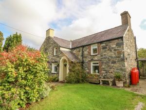 an old stone house with a yard at Plas Mawr in Caernarfon