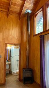 Habitación con baño con ducha y fogones. en Cascadas del Llaima, en Refugio Llaima