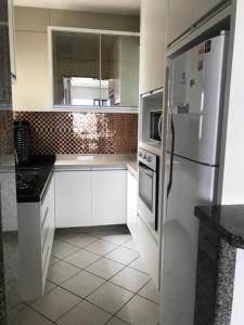 Kuchyň nebo kuchyňský kout v ubytování Lindo apartamento com vista para o mar