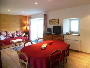 - un salon avec une table rouge et un canapé dans l'établissement Gîte Freycenet-la-Cuche, 3 pièces, 4 personnes - FR-1-582-26, à Freycenet-la-Cuche