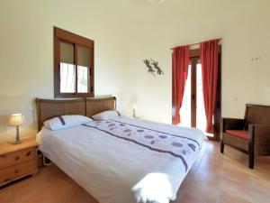 Postel nebo postele na pokoji v ubytování Villa in Andalusia with Private Pool & Sea Views