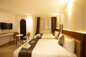 Tempat tidur dalam kamar di Carnival Hotel - Đà Lạt