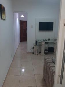 sala de estar con sofá y TV de pantalla plana en Real Apartments 063 - Apartamento completo em Copacabana, próximo a Praia, en Río de Janeiro