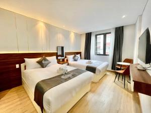 Postel nebo postele na pokoji v ubytování Carnival Hotel - Đà Lạt