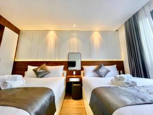 Postel nebo postele na pokoji v ubytování Carnival Hotel - Đà Lạt