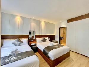 Postel nebo postele na pokoji v ubytování Carnival Hotel - Đà Lạt