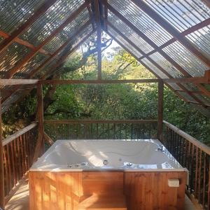 un jacuzzi en una terraza con techo en Cabaña Guayacanes, en Rionegro