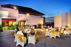 Reštaurácia alebo iné gastronomické zariadenie v ubytovaní ASTON Tanjung City Hotel