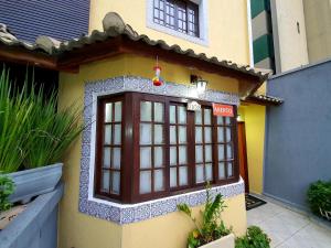 a model of a house with a window at Hotel Valparaíso - Metrô Paraíso e 800m da Av Paulista in São Paulo