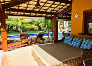 porche con cama y patio en Villa Bora Bora - Frente mar, Praia do Forte, en Praia do Forte