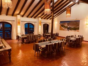 un restaurante con mesas y sillas en una habitación en Aruma Codpa en Codpa