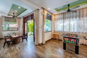 una habitación con una mesa y una pelota de fútbol en The Country House by Class6, en Hoi An