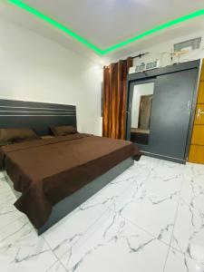 a bedroom with a large bed with marble flooring at Chez El Hadji et Hamidou in Dakar