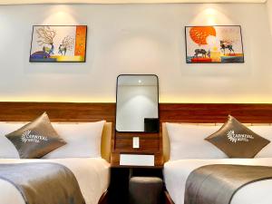 Postel nebo postele na pokoji v ubytování Carnival Hotel - Đà Lạt