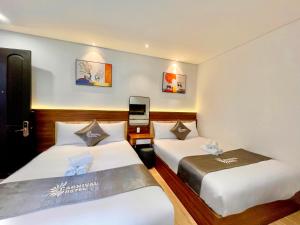 Postel nebo postele na pokoji v ubytování Carnival Hotel - Đà Lạt
