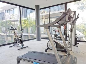 um ginásio com duas bicicletas de exercício num edifício em 206 Amena Boho Modern Oasis Best Location&Fast WIFI em Tulum