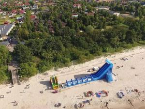 - une vue aérienne sur une aire de jeux sur la plage dans l'établissement Comfortable apartment right by the sea, Ustronie Morskie, à Ustronie Morskie