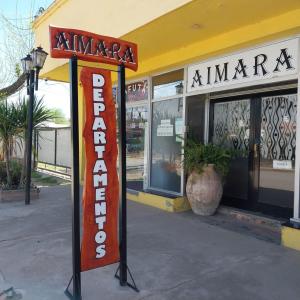 um sinal em frente a uma loja com uma farmácia em Aimara apartamentos y habitaciones em Santa Rosa de Calamuchita