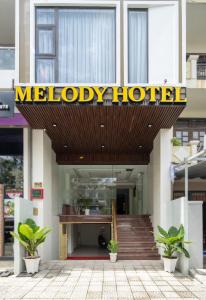 uma placa de hotel melodia na frente de um edifício em Melody Hotel em Da Nang