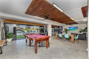 TV a/nebo společenská místnost v ubytování Seaside Lodge Hostel Townsville- right next to coles, 2 mins walk to strand & CBD- Passport required