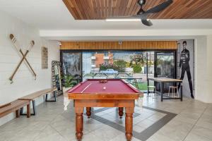 Biliár nebo kulečník v ubytování Seaside Lodge Hostel Townsville- right next to coles, 2 mins walk to strand & CBD- Passport required