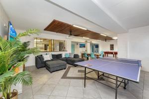 Stolní tenis v ubytování Seaside Lodge Hostel Townsville- right next to coles, 2 mins walk to strand & CBD- Passport required nebo okolí