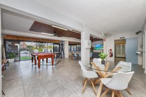 TV a/nebo společenská místnost v ubytování Seaside Lodge Hostel Townsville- right next to coles, 2 mins walk to strand & CBD- Passport required