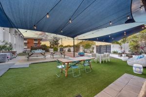 Patio nebo venkovní prostory v ubytování Seaside Lodge Hostel Townsville- right next to coles, 2 mins walk to strand & CBD- Passport required