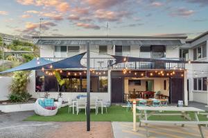 patio con ombrellone blu di fronte a un edificio di Seaside Lodge Townsville a Townsville