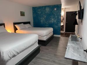 una camera d'albergo con due letti e una televisione di Rosewood Garden a Wisconsin Dells
