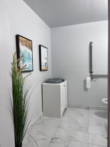bagno bianco con lavandino e servizi igienici di Rosewood Garden a Wisconsin Dells