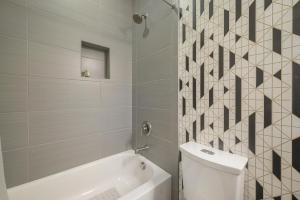 Gallery image of Heart of SOHO Minutes to Downtown and Stadium Unit 1 in Tampa +12 photos